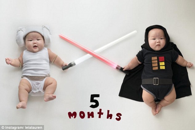 Một trong những bức ảnh được yêu thích nhất của Momo, hai bé hóa thân thành nhân vật phim Starwar: \'Công chúa Leia và Fat Vader\'.